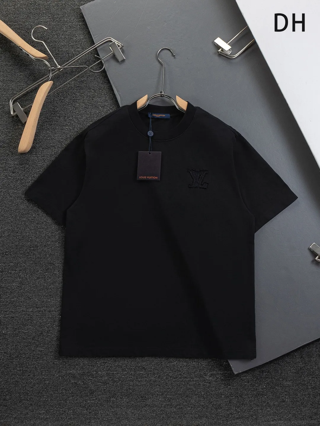 🅿️200 Louis Vuitton 1V LV lv slightly wide version S-XL LV 26ss new products are available at the counter simultaneously. Multiple craftsmanship. Chest patch letters 🪡 embroidery. Back patch letters four-leaf clover 🍀🪡 embroidery. Round neck short-sleeved T-shirt, same style for men and women! Consigned to one-to-one creation. Synchronized with the official website, pure cotton fabrics at the counter! It is close to the skin and comfortable, durable and easy to wear. It has a classic and simple logo design and meticulous original craftsmanship. Short-sleeves, a must-have item for men, do not appear to be the same for the general public, but must be unique and eye-catching. This LV short-sleeve is all about quality, comfort, the same shape and fashion as always, including fabrics and cutting techniques. All of them have been made with great effort! 320 grams of washed pure cotton fabric, pure cotton is breathable, very refreshing and comfortable for daily wear. The rib knitting on the neckline is smooth and tight, and the neckline will not be skewed if you toss it at will. The loose version, you will find that it looks really good on the upper body. The overall is minimalist and neat, super versatile for daily use! Pair it casually with a pair of pants for a youthful look. A T-shirt will make your outfit crazy. It is a fashionable item that can never go wrong! Color: Black White Size: S-XL Size chart: S: Shoulder width 50-Bust 56-Length 70 M: Shoulder width 52-Bust 57-Length 72 L: Shoulder width 54-Bust 59-Length 74 XL: Shoulder width 56-Bust 62-Length 76